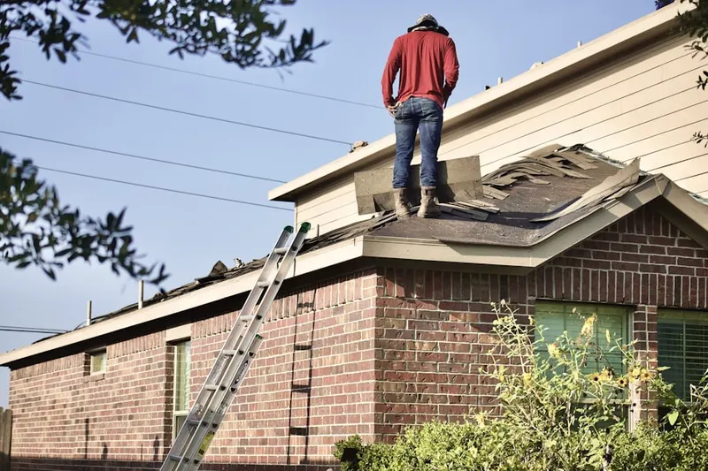 Professional roofer working on a residential roof in Gieringer